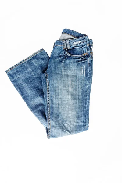 Krásné ležérní džíny kalhoty a oblečení izolovaných na bílém pozadí — Stock fotografie
