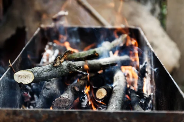 Die Feuerstelle verbrennt Brennholz und Äste für Kohle — Stockfoto