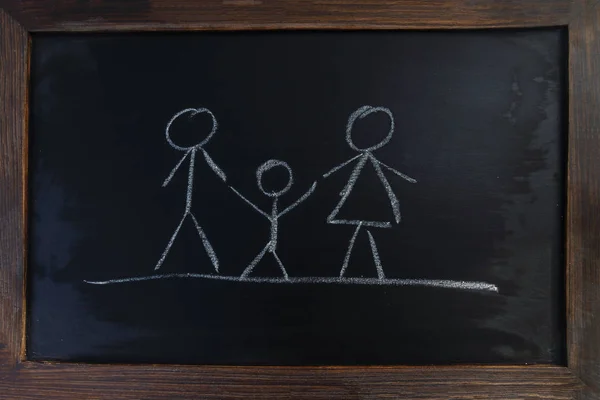 Rodina s rodiči a dětmi nakreslená na tabuli — Stock fotografie