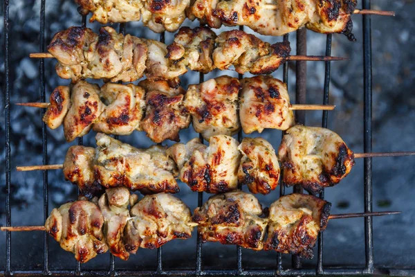 Et-kebap şişleri ve ızgara rendeleyin. Üstten Görünüm, yakın çekim