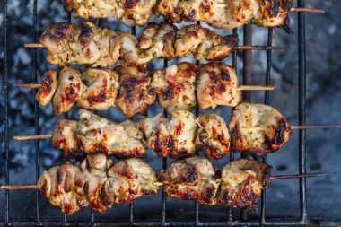 Et-kebap şişleri ve ızgara rendeleyin. Üstten Görünüm, yakın çekim