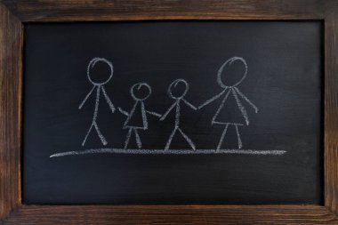 Tahtaya ailesi ve çocukları çizilmiş bir aile.