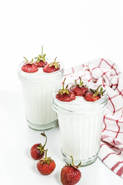 Десертний йогурт і шари полуниці в склянці на червоній смузі — стокове фото