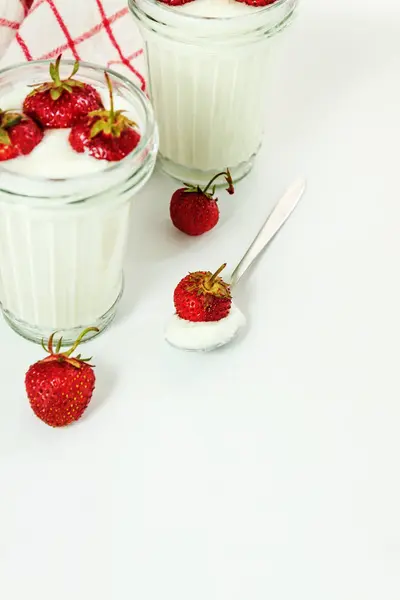 Десертний йогурт і шари полуниці в склянці на червоній смузі — стокове фото