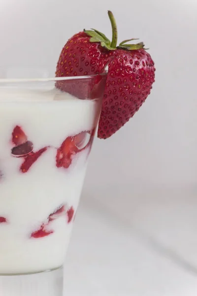 Postre yogur y capas de fresa en un vaso en una raya azul —  Fotos de Stock