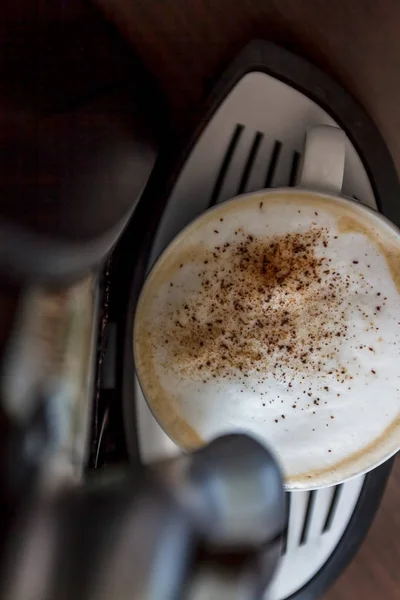Tazza bianca in piedi sulla griglia della macchina da caffè con caffè — Foto Stock