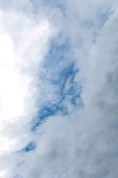 Nubes blancas esponjosas en un cielo azul claro.La tormenta — Foto de Stock