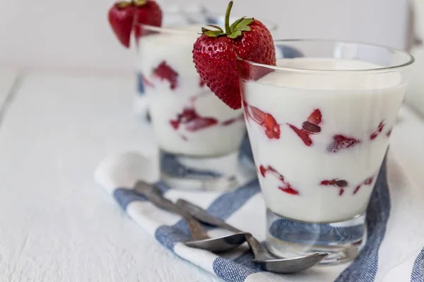 Postre yogur y capas de fresa en un vaso en una raya azul —  Fotos de Stock