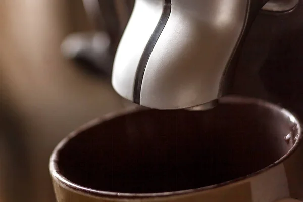 Copa blanca de pie en la rejilla de la máquina de café con café —  Fotos de Stock