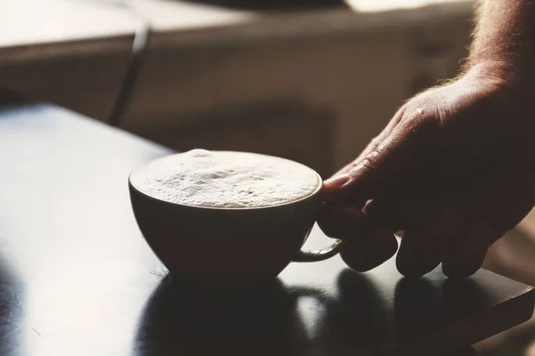 Nahaufnahme der Hand eines Mannes, der in einem Kaffeehaus arbeitet — Stockfoto