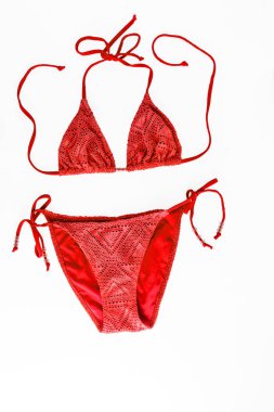 Beyaz arka plan üzerinde izole çok renkli örgü plaj bikini