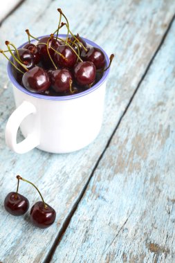 Kiraz ahşap masa, makro arka plan üzerinde güzel Kupası,