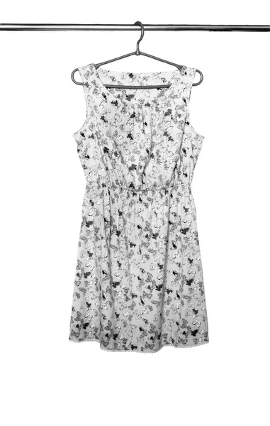 Sommerkleid mit Schmetterlingsmuster, das an einem Kleiderbügel hängt, isola — Stockfoto