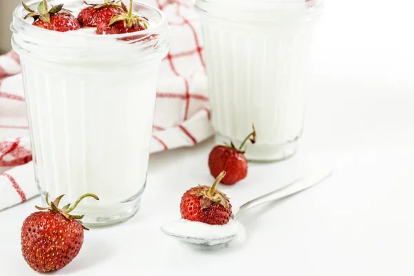 Postre yogur y capas de fresa en un vaso sobre una franja roja —  Fotos de Stock