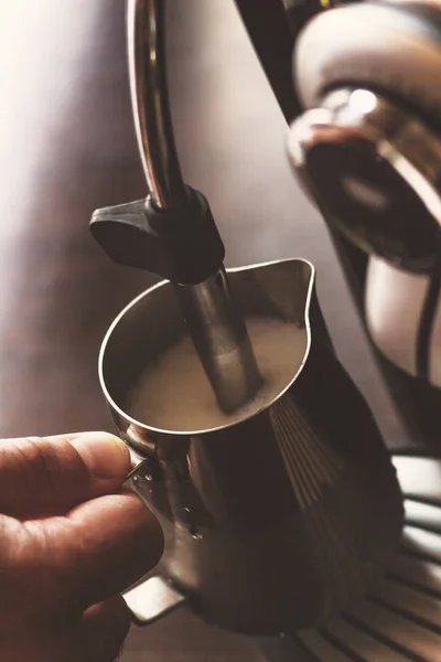Barman profissional de aquecimento de leite para cappuccino. Barista usin — Fotografia de Stock