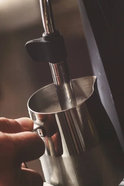 Professioneller Barkeeper, der Milch für Cappuccino aufwärmt. Barista usin — Stockfoto