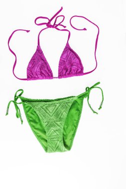 Beyaz arka plan üzerinde izole çok renkli örgü plaj bikini