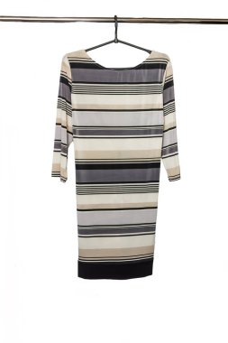 Soyut geometrik renkli çizgili esen ile zarif MIDI elbise