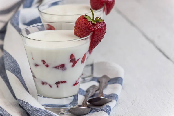 Postre yogur y capas de fresa en un vaso en una raya azul —  Fotos de Stock