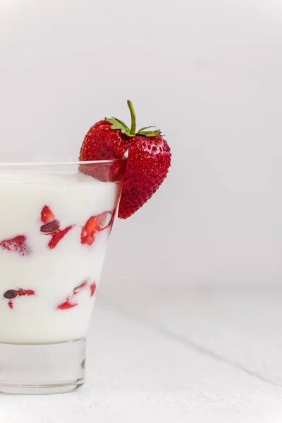 Postre yogur y capas de fresa en un vaso en una raya azul —  Fotos de Stock