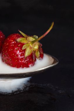 Çilekli yoğurt karanlık bir arka plan üzerinde içinde. Makro yakın çekim.