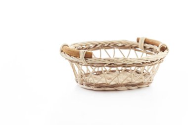 Boş bir sepet beyaz arka plan üzerinde