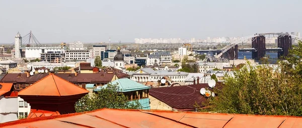 Kiev, Oekraïne. Een zicht op het dak van de Vozdvizhenka op Podol. Stad — Stockfoto