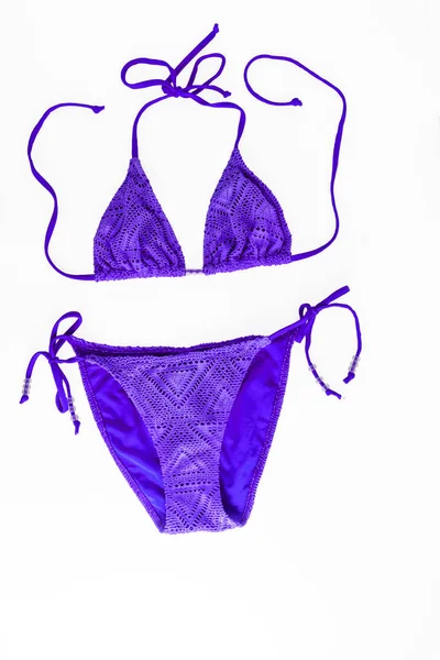 Flerfärgad stickad Strand bikini isolerad på vit bakgrund — Stockfoto
