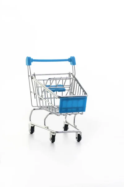 Detailní záběr ze supermarketu s potravinami push vozík pro nakupování s blac — Stock fotografie