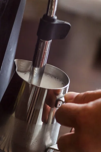 Barman profissional de aquecimento de leite para cappuccino. Barista usin — Fotografia de Stock
