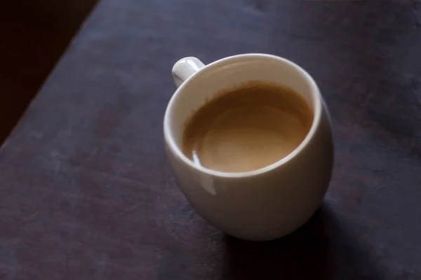 Xícara de café quente em um fundo escuro — Fotografia de Stock