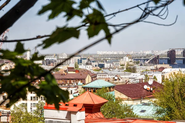 Kiev, Oekraïne. Een zicht op het dak van de Vozdvizhenka op Podol. Stad — Stockfoto