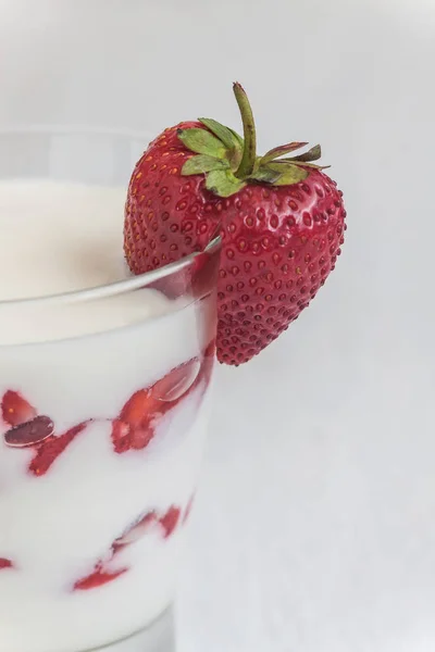 Postre yogur y capas de fresa en un vaso en una raya azul —  Fotos de Stock