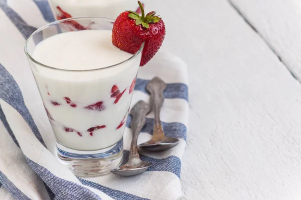 Postre yogur y capas de fresa en un vaso en una raya azul —  Fotos de Stock