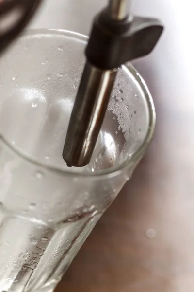 Barman profissional de aquecimento de leite para cappuccino. Barista usin — Fotografia de Stock