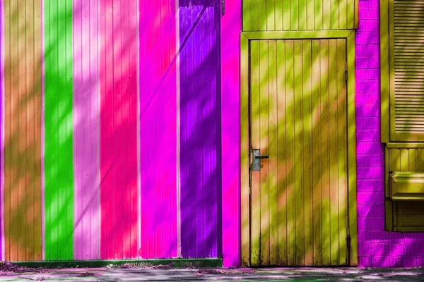 Parede de madeira multi-colorida e porta na casa, Kiev, Ucrânia — Fotografia de Stock