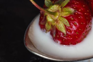 Çilekli yoğurt karanlık bir arka plan üzerinde içinde. Makro yakın çekim.