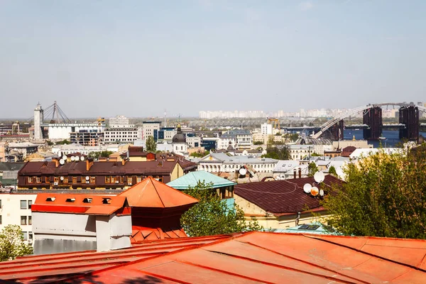 Kiev, Oekraïne. Een zicht op het dak van de Vozdvizhenka op Podol. Stad — Stockfoto