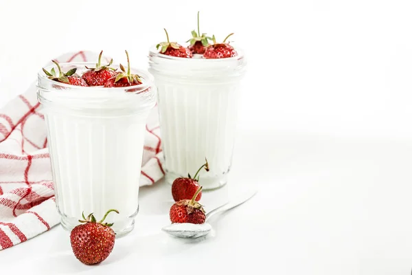 Couches de yaourt et de fraises dans un verre sur une rayure rouge — Photo