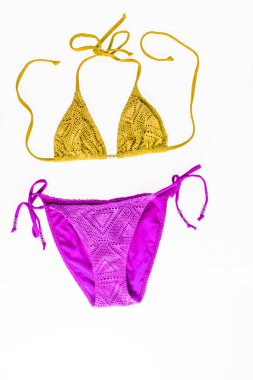 Beyaz arka plan üzerinde izole çok renkli örgü plaj bikini