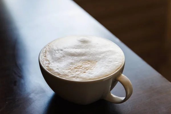 Taza de café caliente sobre un fondo oscuro — Foto de Stock