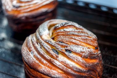 Kek pasta crunch serpilir bir rulo şeklinde toz