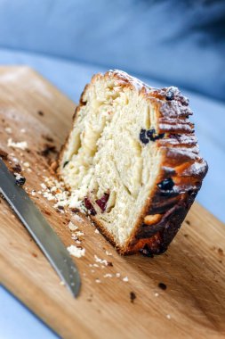 Paskalya pastası-kuru üzüm ile Crunch ve şekerleri üzerinde dilimlenmiş meyve 