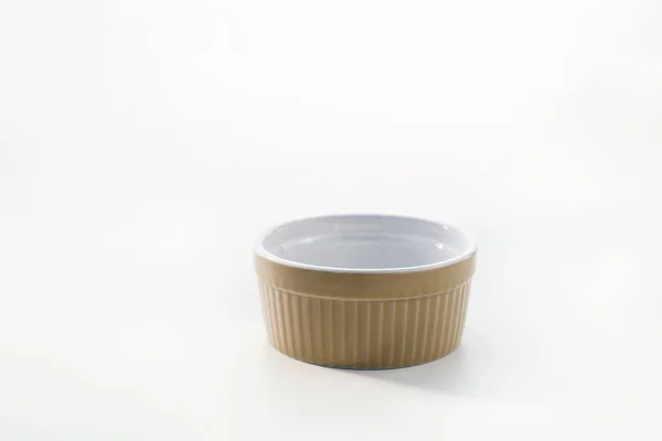 Фарфоровый суфле Ramekin блюдо изолированы на белом фоне — стоковое фото