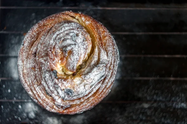 Кекс пиріг хрусткий у вигляді рулону, посипаного порошком — стокове фото