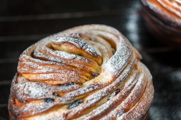 Kek pasta crunch serpilir bir rulo şeklinde toz