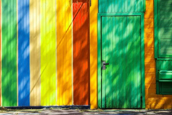 Pared y puerta de madera multicolor en la casa, Kiev, Ucrania — Foto de Stock