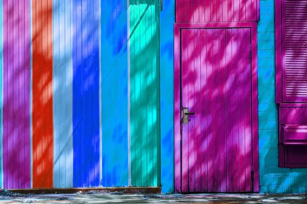 Multi-barevné dřevěné stěny a dveře do domu, Kyjev, Ukrajina — Stock fotografie