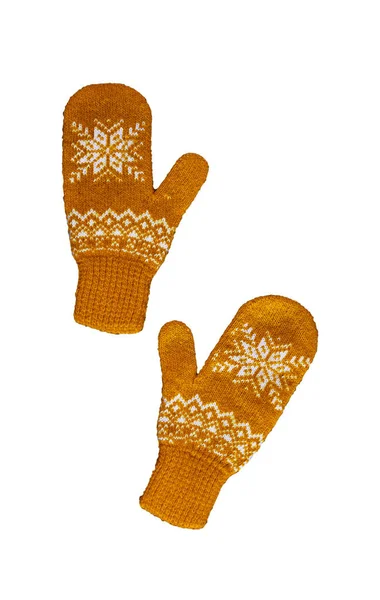 Paar gelbe orange gestrickte Fäustlinge mit weihnachtlichem Muster, isoliert auf — Stockfoto