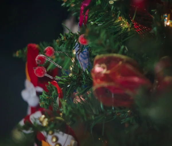 Bagas de inverno vermelho nevado em uma árvore decorada de Natal em borrão, bokeh. Close-up . — Fotografia de Stock
